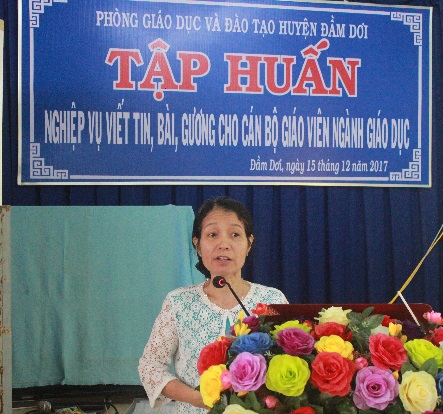 Cô Đỗ Thùy Mai, Trưởng phòng nghiệp vụ Hội nhà báo Việt Nam tỉnh Cà Mau triển khai nghiệp vụ